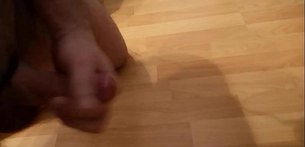 Hole mir mit Penisring richtig geil einen runter